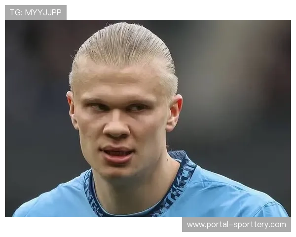 哈兰德进球后指天悼念，致敬离世恩师