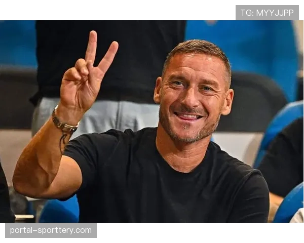 狼王归来：托蒂现身罗马主场引数万球迷高歌致敬